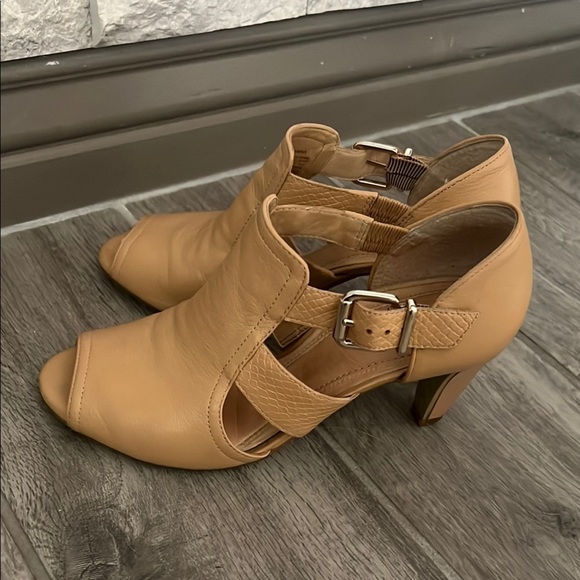 Nurture by Lamaze Tan heels  with Adjustable Strap size 6 1/2 - Picture 6 of 12
